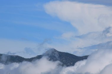 Beyaz bulutlu mavi gökyüzü