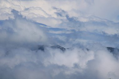 Beyaz bulutlu mavi gökyüzü