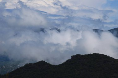 Beyaz bulutlu mavi gökyüzü
