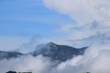 Beyaz bulutlu mavi gökyüzü