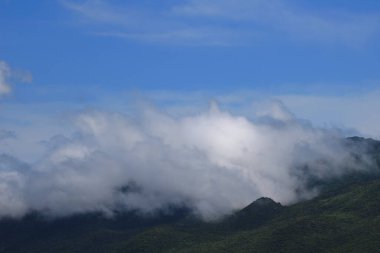 Beyaz bulutlu mavi gökyüzü