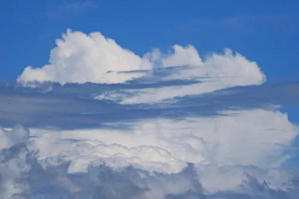 Ciel Bleu Avec Des Nuages Blancs — Photo