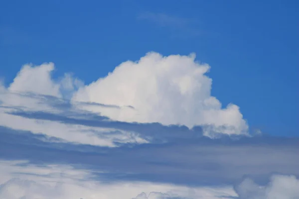 Blauer Himmel Mit Weißen Wolken — Stockfoto