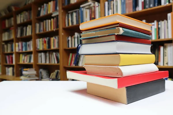 Bücher Auf Dem Tisch Der Bibliothek — Stockfoto