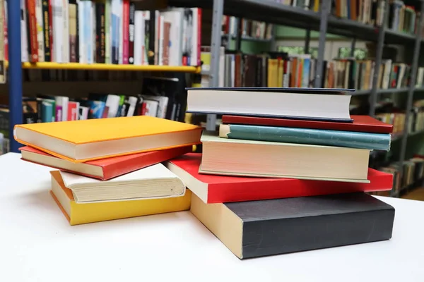 Books Table Library — Stock Photo, Image