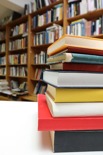 Books Table Library — Stock Photo, Image