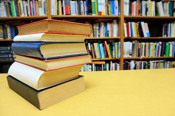 Bücher Auf Dem Tisch Der Bibliothek — Stockfoto