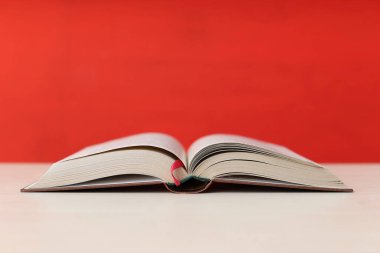 Kütüphanedeki masada kitabı aç