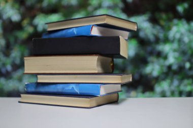 Yeşil arkaplan üzerine kitap yığını