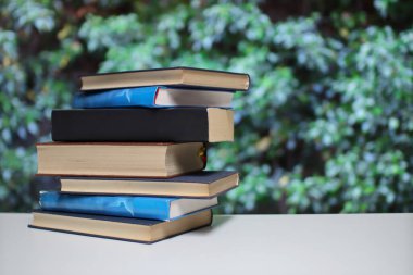 Yeşil arkaplan üzerine kitap yığını