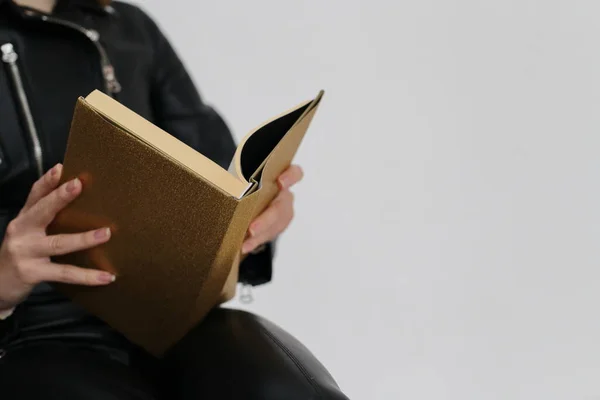 Uma Jovem Menina Bonita Está Lendo Livro — Fotografia de Stock