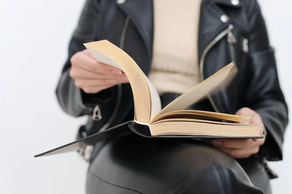 Una Joven Hermosa Está Leyendo Libro — Foto de Stock