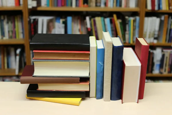 Libros Sobre Mesa Biblioteca — Foto de Stock