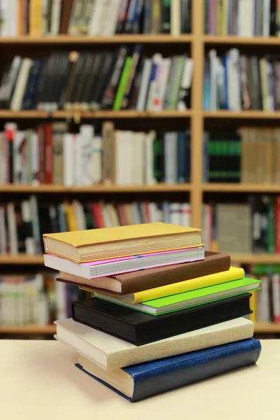 Könyvtári Könyvek Asztalon — Stock Fotó
