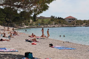 Makarska, Hırvatistan, 01.06.2021. Makarska sahillerine ilk yüzücüler, Avrupa 'dan gelen turistler Hırvatistan' ın güneyindeki denize gelmeye başladılar.
