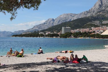 Makarska, Hırvatistan, 01.06.2021. Makarska sahillerine ilk yüzücüler, Avrupa 'dan gelen turistler Hırvatistan' ın güneyindeki denize gelmeye başladılar.
