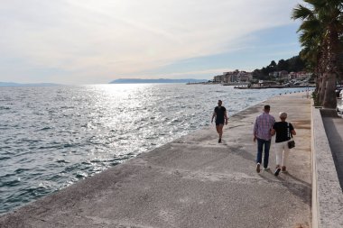 02.06.2021 İlk turistler Podgora, Makarska Riviera, Hırvatistan 'da deniz kenarından eğleniyorlar