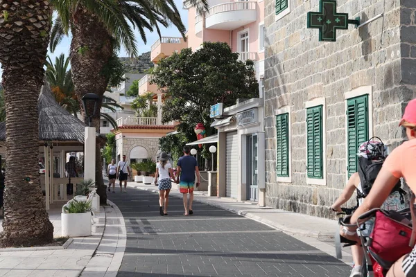 2021 First Tourists Enjoy Sea Podgora Makarska Riviera Croatia — Stock Photo, Image