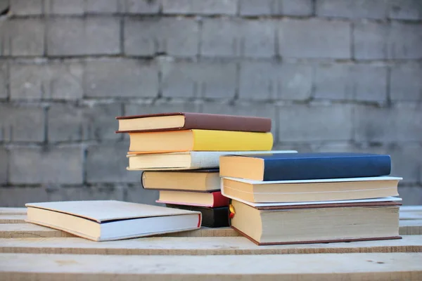 Livros Sobre Uma Caixa Madeira Livros Ambiente Industrial — Fotografia de Stock