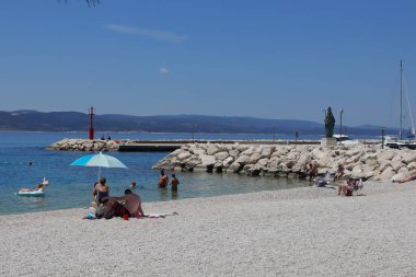 04.06.2021 Baska voda, Hırvatistan, Avrupa ülkelerinden gelen ilk turistler, Hırvatistan 'ın güneyindeki bir turizm merkezi olan Baska voda' ya tatile gelmeye başladılar