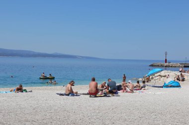 04.06.2021 Baska voda, Hırvatistan, Avrupa ülkelerinden gelen ilk turistler, Hırvatistan 'ın güneyindeki bir turizm merkezi olan Baska voda' ya tatile gelmeye başladılar