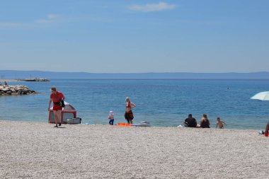 04.06.2021 Baska voda, Hırvatistan, Avrupa ülkelerinden gelen ilk turistler, Hırvatistan 'ın güneyindeki bir turizm merkezi olan Baska voda' ya tatile gelmeye başladılar