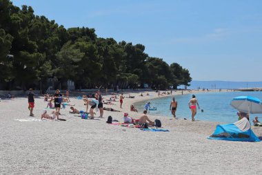04.06.2021 Baska voda, Hırvatistan, Avrupa ülkelerinden gelen ilk turistler, Hırvatistan 'ın güneyindeki bir turizm merkezi olan Baska voda' ya tatile gelmeye başladılar