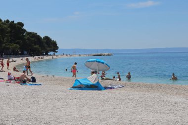 04.06.2021 Baska voda, Hırvatistan, Avrupa ülkelerinden gelen ilk turistler, Hırvatistan 'ın güneyindeki bir turizm merkezi olan Baska voda' ya tatile gelmeye başladılar
