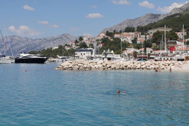 04.06.2021 Baska voda, Hırvatistan, Avrupa ülkelerinden gelen ilk turistler, Hırvatistan 'ın güneyindeki bir turizm merkezi olan Baska voda' ya tatile gelmeye başladılar