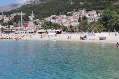 04.06.2021 Baska voda, Hırvatistan, Avrupa ülkelerinden gelen ilk turistler, Hırvatistan 'ın güneyindeki bir turizm merkezi olan Baska voda' ya tatile gelmeye başladılar