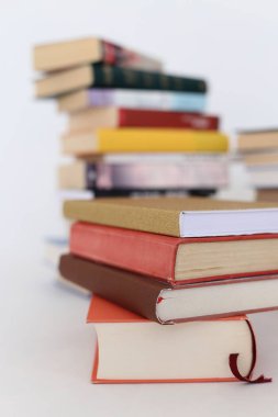 Beyaz üzerine kitap yığını