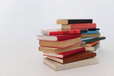 Beyaz üzerine kitap yığını