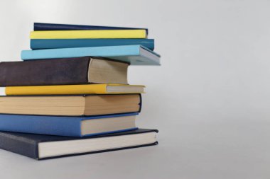 Beyaz üzerine kitap yığını