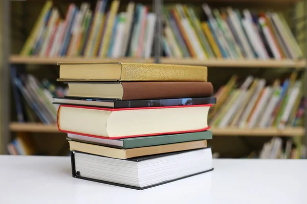 Montón Libros Sobre Mesa Biblioteca — Foto de Stock