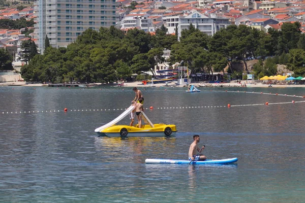 Makarska Croatia 2021 First Swimmers Enjoy Beaches Makarska Summer Resort — Stock Photo, Image