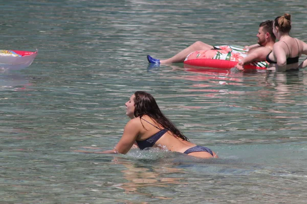 2021 Makarska Croatia First Swimmers Enjoy Beaches Makarska Summer Resort — Stock Photo, Image