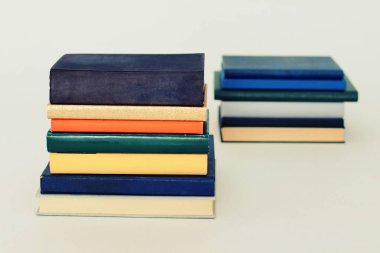 Beyaz arkaplan üzerine kitap yığını
