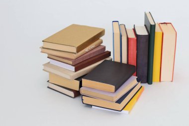 Beyaz arkaplan üzerine kitap yığını