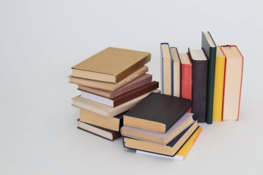 Beyaz arkaplan üzerine kitap yığını
