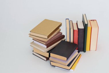 Beyaz arkaplan üzerine kitap yığını
