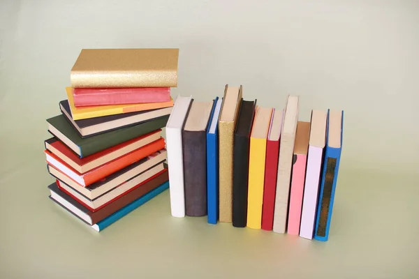 Montón Libros Sobre Fondo Verde — Foto de Stock