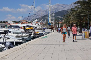 Makarska, Hırvatistan, 14 Haziran 2021 Yaz tatilleri boyunca deniz kenarında yürüyüş ve yaz etkinliklerinin keyfini çıkarın