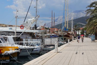 Makarska, Hırvatistan, 14 Haziran 2021 Yaz tatilleri boyunca deniz kenarında yürüyüş ve yaz etkinliklerinin keyfini çıkarın