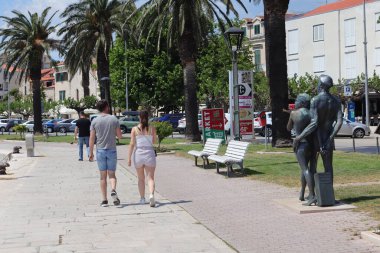Makarska, Hırvatistan, 14 Haziran 2021 Yaz tatilleri boyunca deniz kenarında yürüyüş ve yaz etkinliklerinin keyfini çıkarın