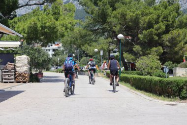 Makarska, Hırvatistan, 14 Haziran 2021 Yaz tatilleri boyunca deniz kenarında yürüyüş ve yaz etkinliklerinin keyfini çıkarın