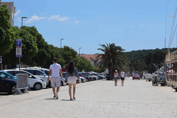 Makarska Kroatien Juni 2021 Turister Njuta Promenader Och Sommaraktiviteter Vid — Stockfoto