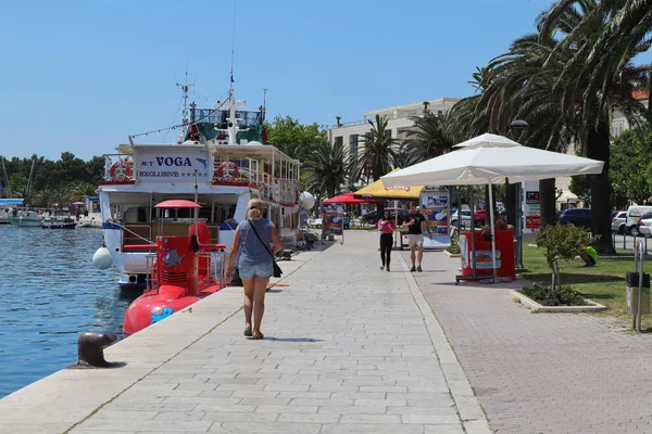 Makarska Kroatien Juni 2021 Turister Njuta Promenader Och Sommaraktiviteter Vid — Stockfoto