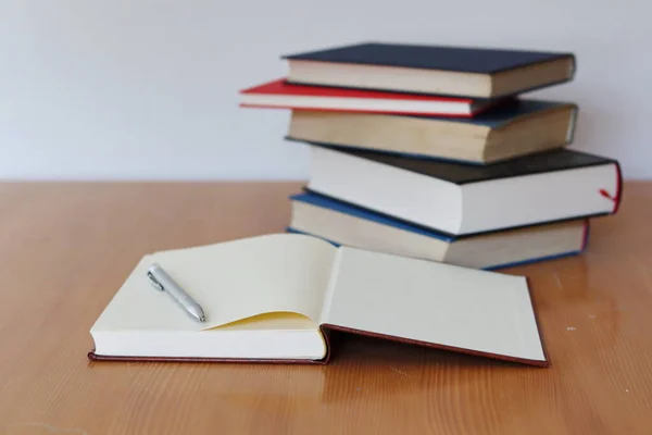 Books Pencil Table — Zdjęcie stockowe