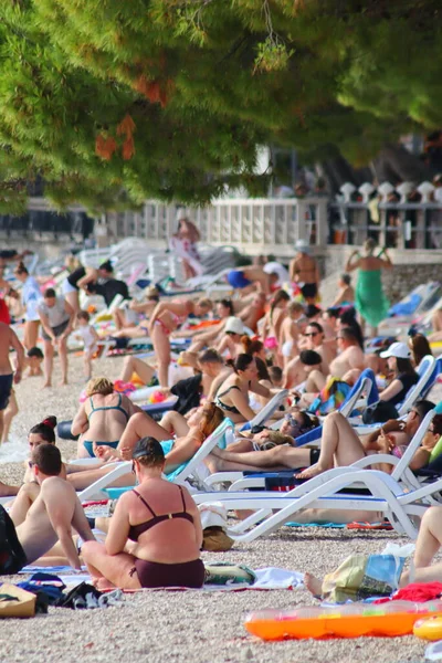 Makarska Croacia 2021 Los Turistas Descansan Playa Disfrutan Del Mar —  Fotos de Stock