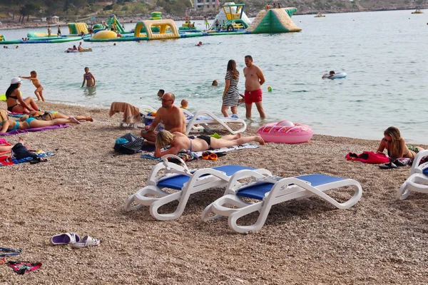 Makarska Croatie 2021 Les Touristes Reposent Sur Plage Profitent Mer — Photo